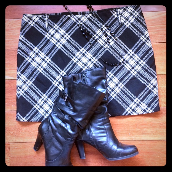 Old Navy Dresses & Skirts - B&W Plaid Wool Blend Miniskirt from Old Navy